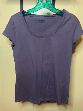 No Boundaries Scoop Neck Short Sleeve Tee in Dusty Purple